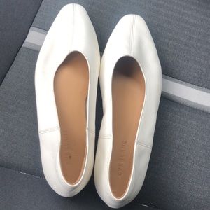EVERLANE Italian Leather Flats | Tapered Day Glove in White - Size 8
